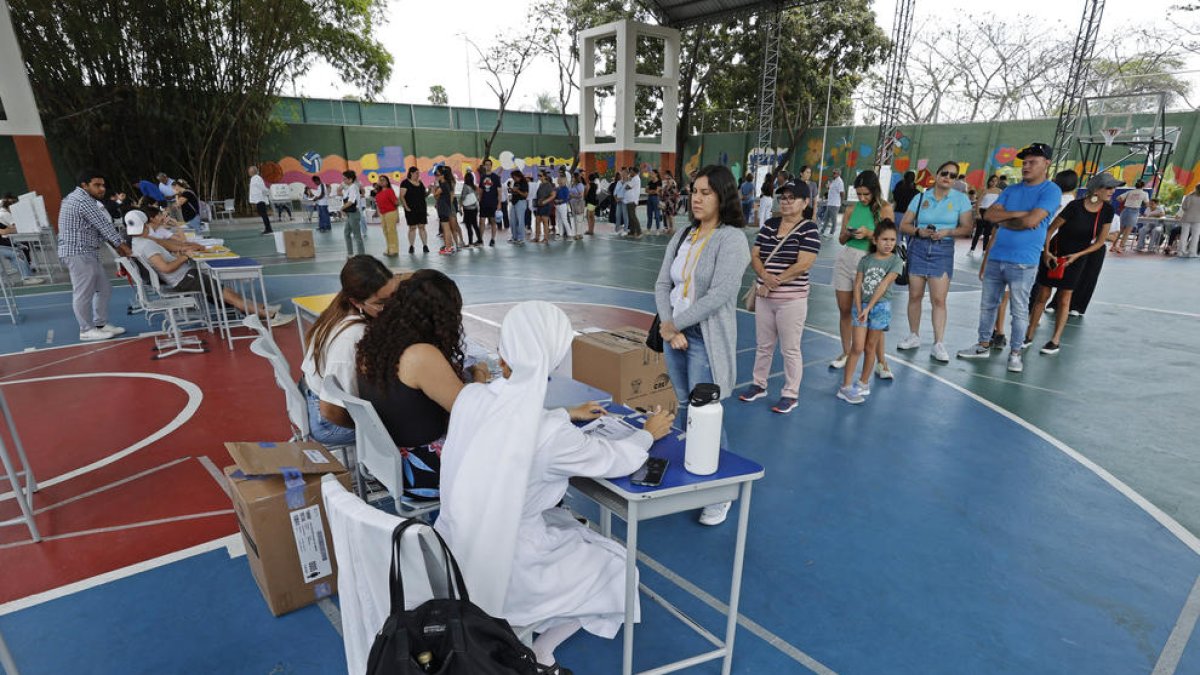Electores haciendo cola ayer para votar en Ecuador.