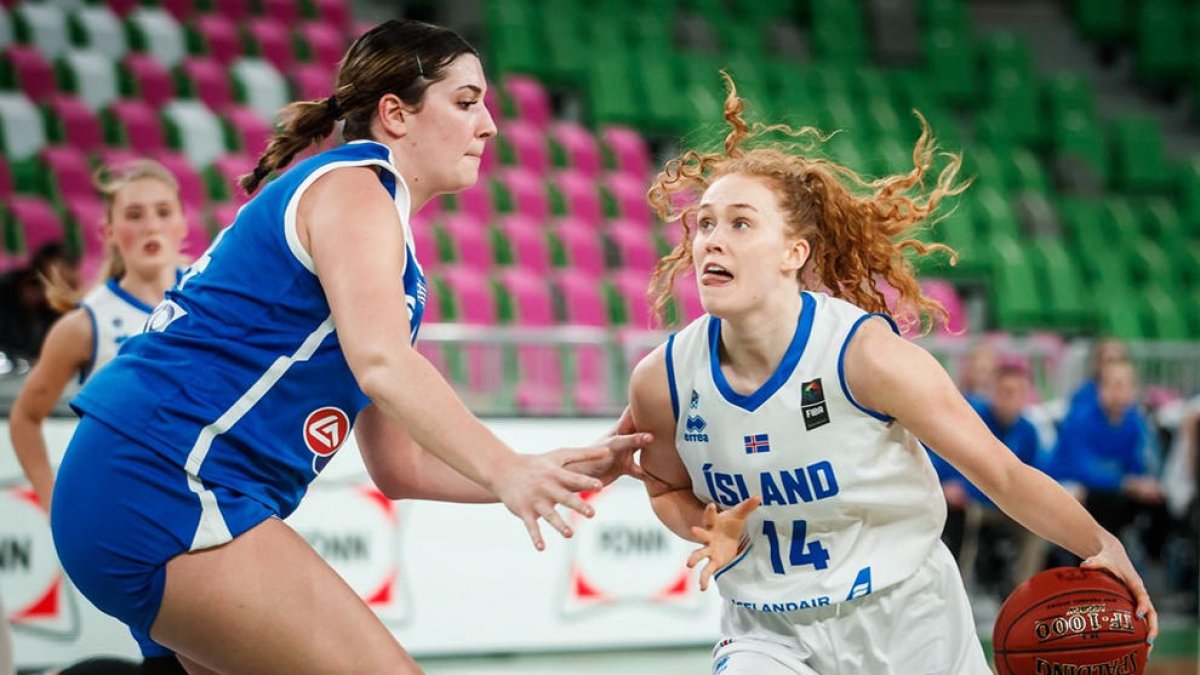 Sara Rún Hinriksdóttir, en un partit amb la selecció islandesa.
