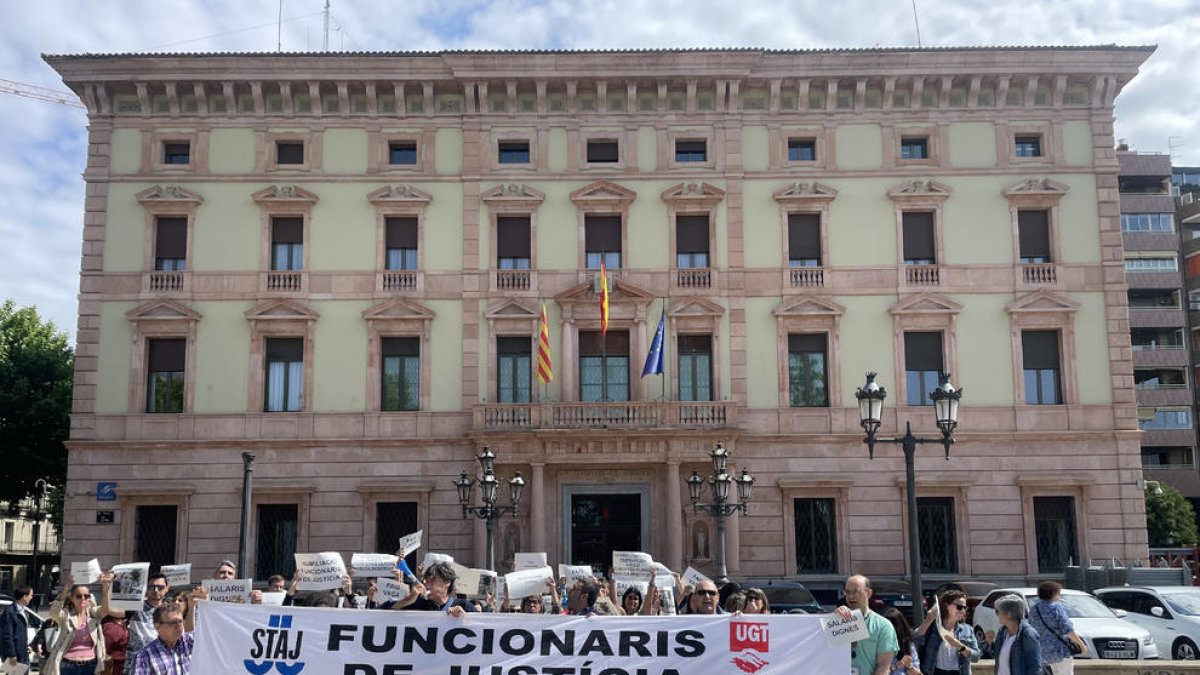 Imagen de la protesta de los trabajadores de la administración de Justicia en Lleida en mayo frente a la subdelegación del Gobierno. 