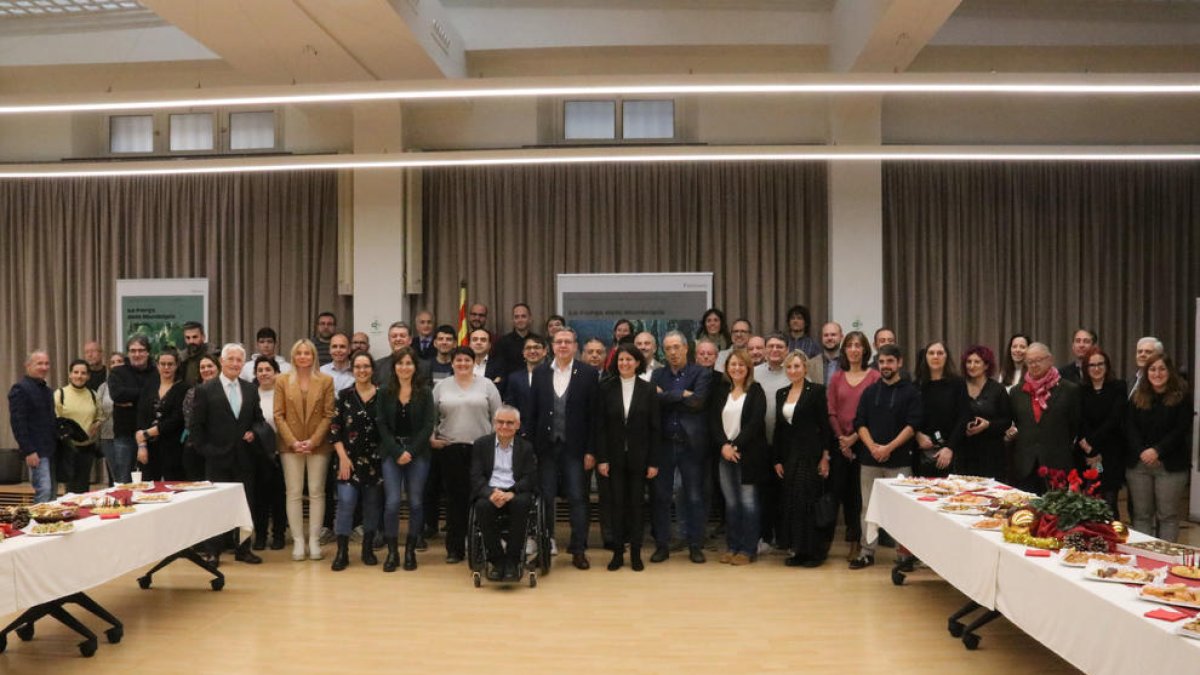 El presidente de la Diputación de Lleida, Joan Talarn, con vicepresidentes y representantes de los grupos políticos y representantes de los medios de comunicación leridanos.