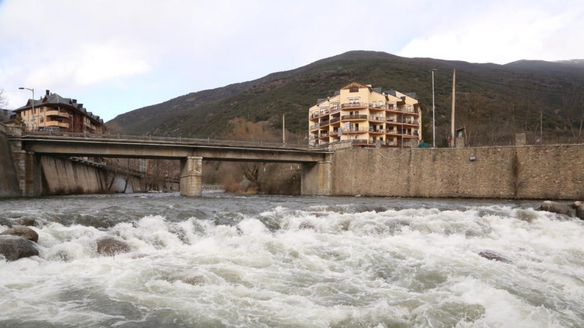 El Noguera Pallaresa, donde comienza este fin de semana la temporada de rafting, a su paso por Sort.