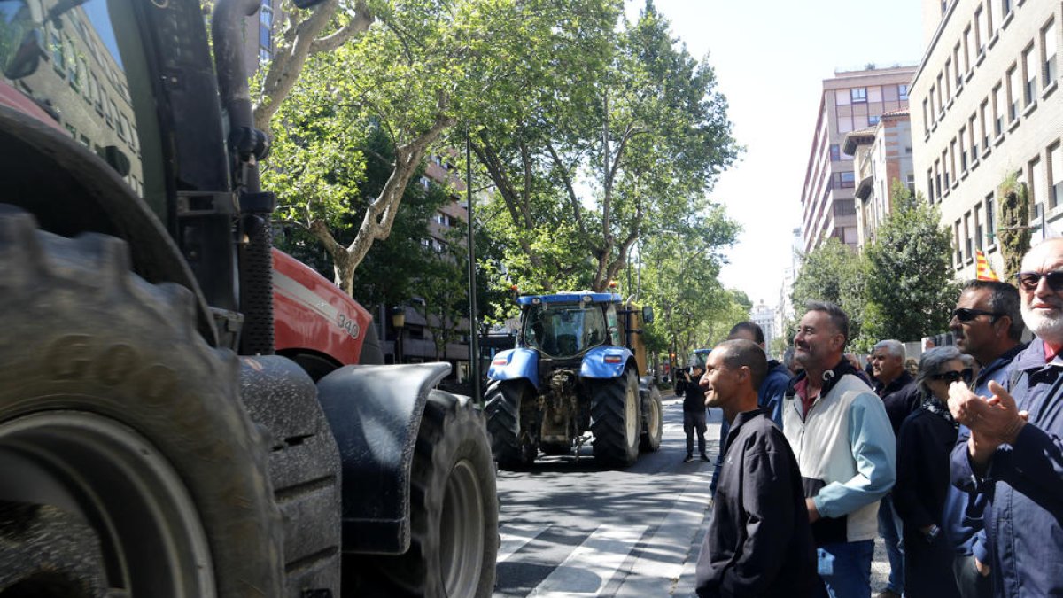 Tractorada de UP ante la CHE, en Zaragoza, por la sequía.