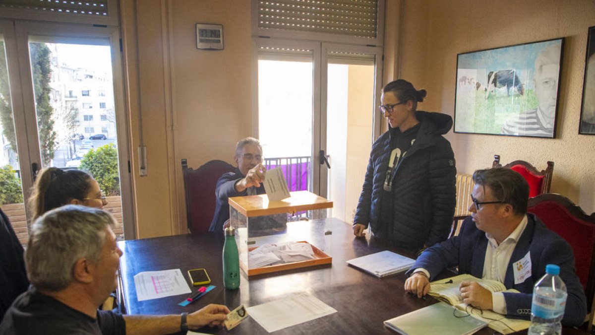 Un docente votando ayer en el instituto Màrius Torres. 