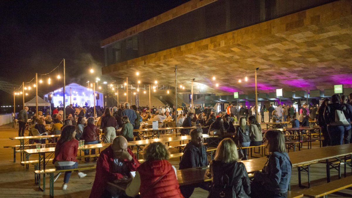 Centenars de persones van acudir ahir al primer dia de la fira Cervisia, a la plaça de la Llotja.