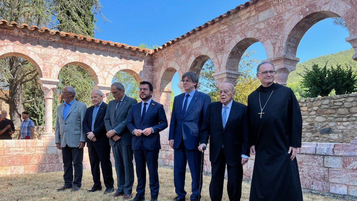 Foto de familia de los expresidentes Puigdemont, Montilla, Torra, Pujol y el presidente Aragonès, en la abadía de Sant Miquel de Cuixà, en la Catalunya Nord