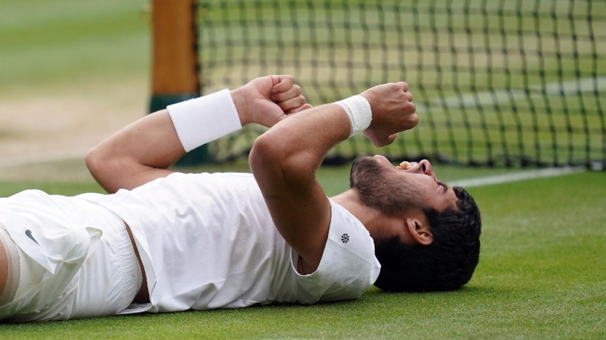El tenista murciano celebra en el suelo su victoria.