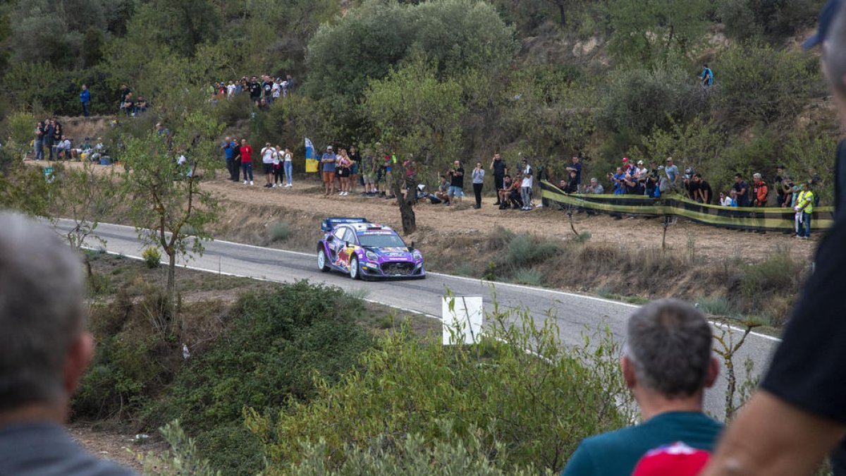 Numeroso público siguió la carrera en los tramos leridanos como este entre las poblaciones de Els  Omells de Gaia y Maldà.