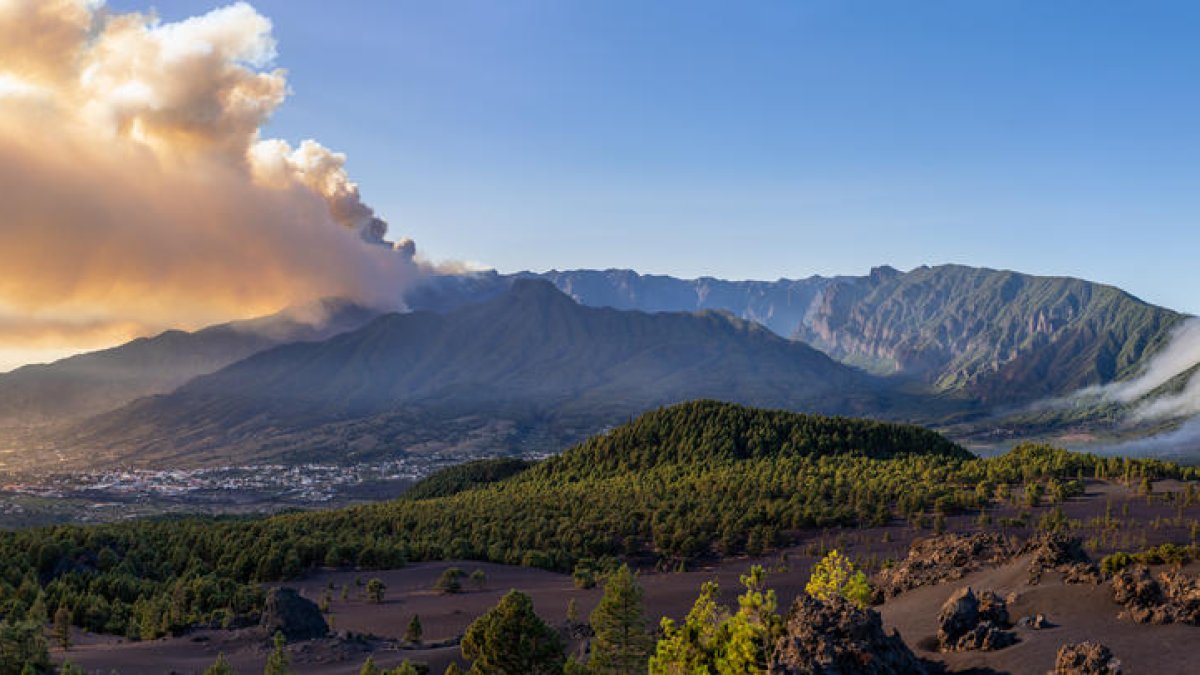 Humo provocado por las llamas del incendio de La Palma en Puntagorda, en la isla de La Palma.