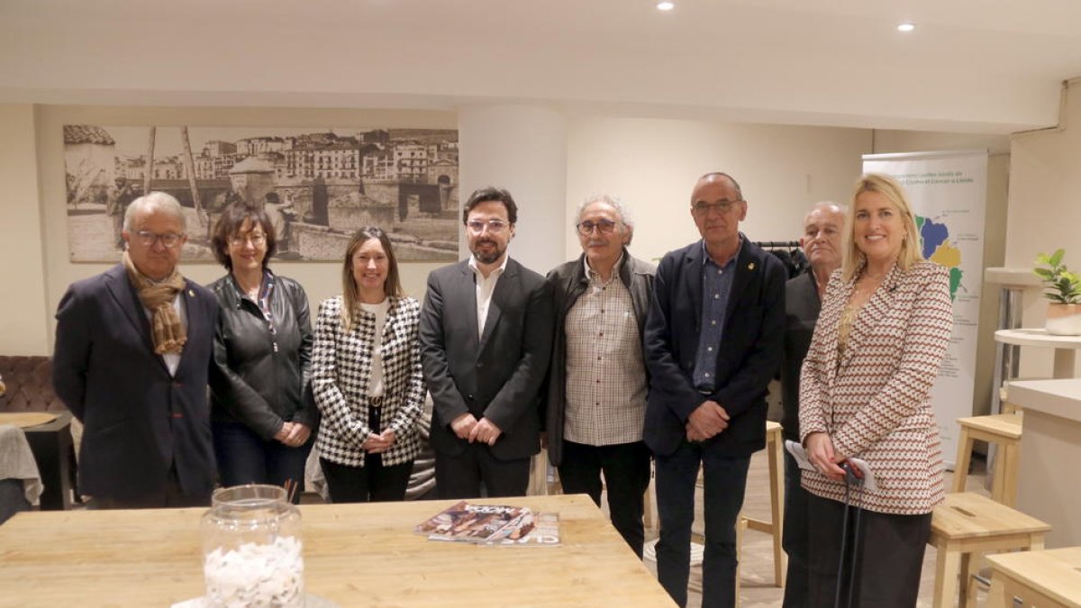 Representantes institucionales y de la AECC Lleida en la inauguración del nuevo espacio de la entidad en el Hotel Nastasi para que pacientes oncológicos y familiares puedan descansar entre visitas médicas y tratamientos