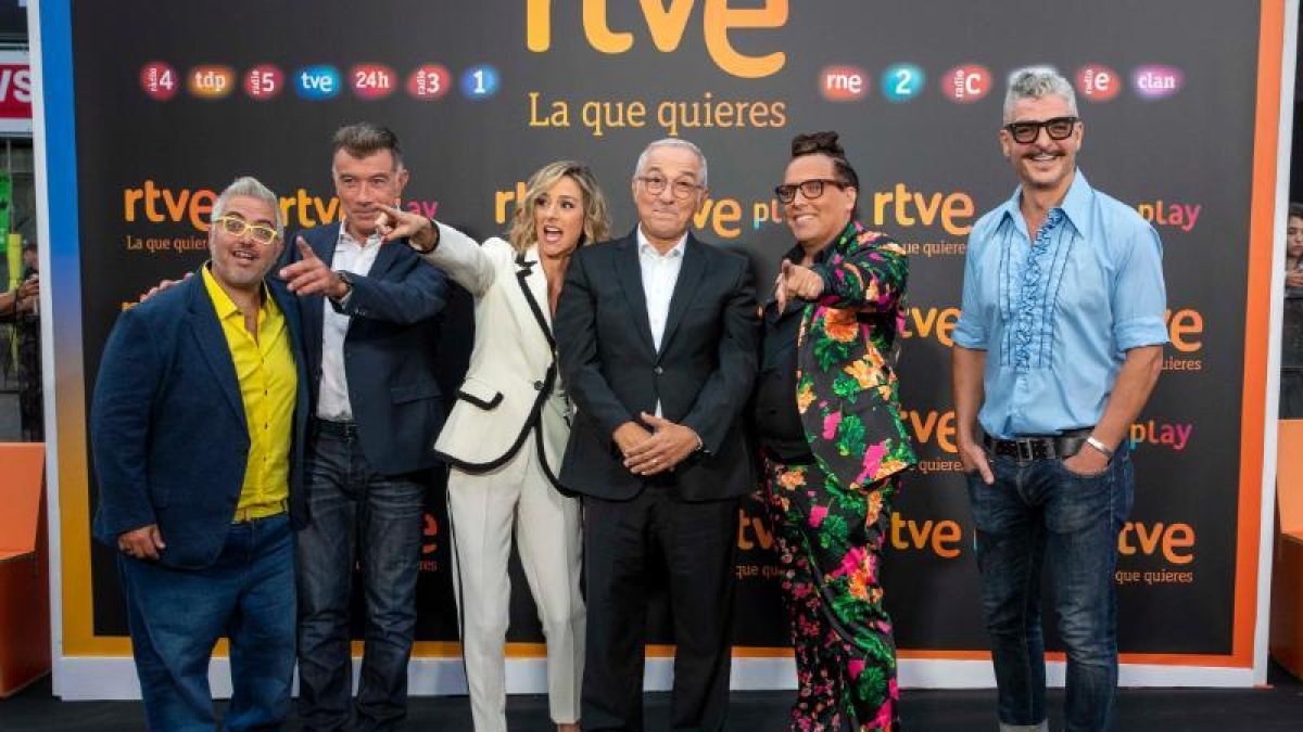 Xavier Sardà amb els col·laboradors de ‘La gran confusión’.