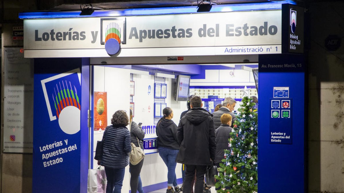 Clients fent cua ahir a la tarda a l’administració de l’avinguda Francesc Macià de Lleida.