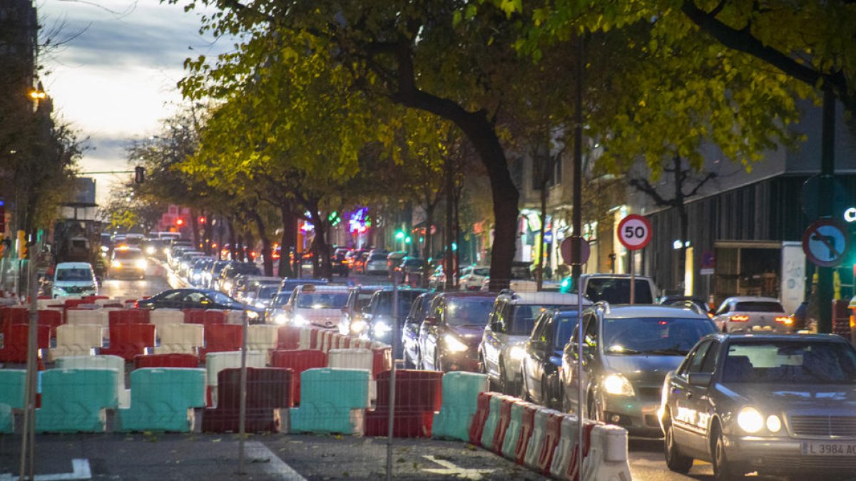 Colas en el único carril de bajada en el tramo de la avenida que está en obras, ayer por la tarde. 