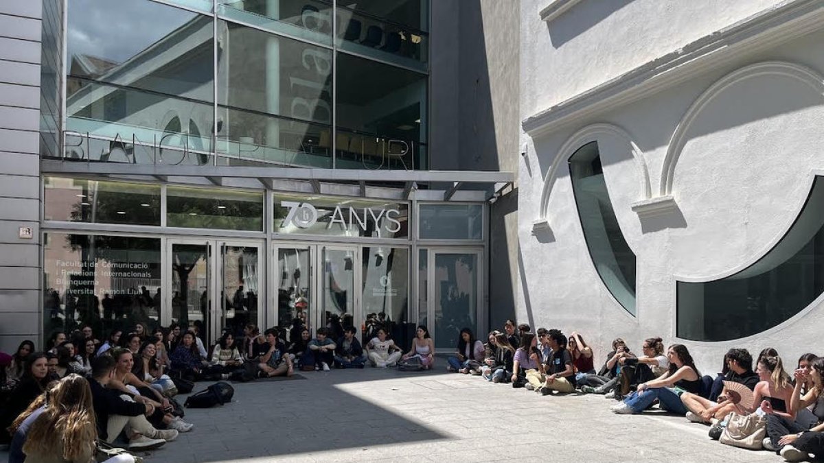 Estudiants de la Blanquerna van protestar ahir amb una seguda contra un docent denunciat 4 vegades.