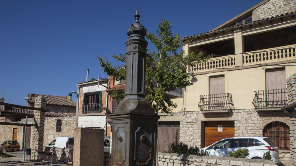 Una fuente en Belianes, donde aún aconsejan no beber del grifo.