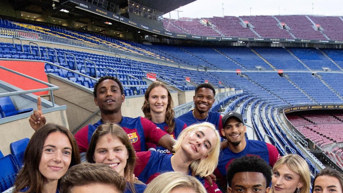 Jugadores i jugadors del Barça, amb la nova equipació.