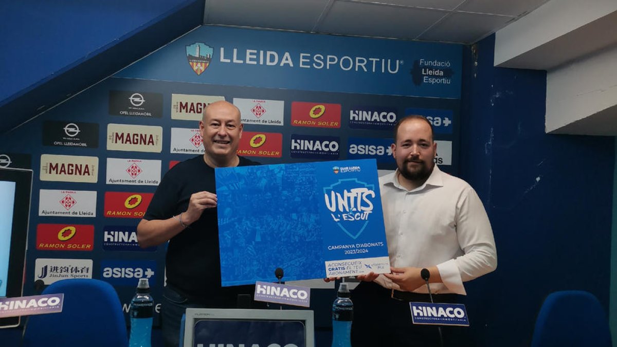 Vicente Javaloyes e Iván Guillaumet, de eTelecom, con el cartel de la nueva campaña.