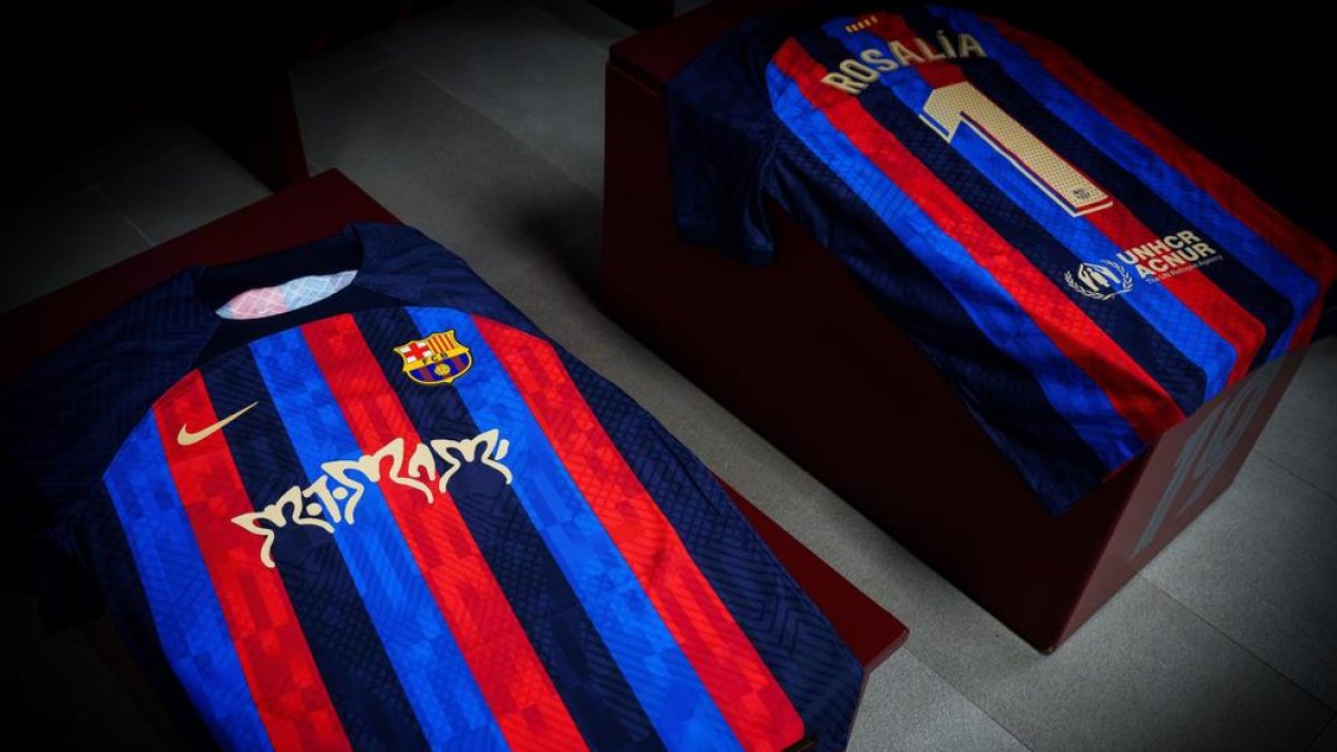 Camiseta que lucirá el FC Barcelona en el Clásico del 19 de marzo con el logo de 'Motomami' de Rosalía