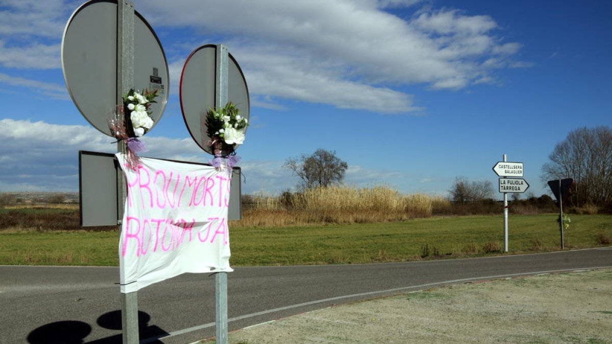 Pancarta con el escrito 'Prou morts, rotonda ja' en el cruce de la C-53 entre Castellserà e Ivars d'Urgell donde en marzo se produjo un accidente en que perdieron la vida tres personas.