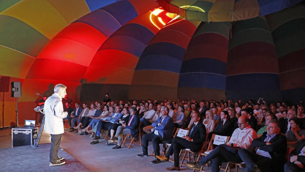 El evento se celebró en el interior de un globo gigante. 