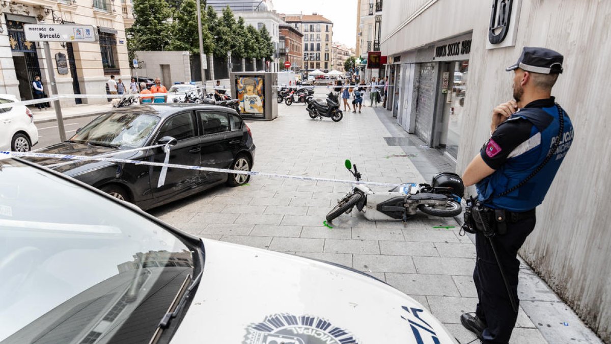 Policies custodien l’escena de l’accident d’ahir a Madrid.