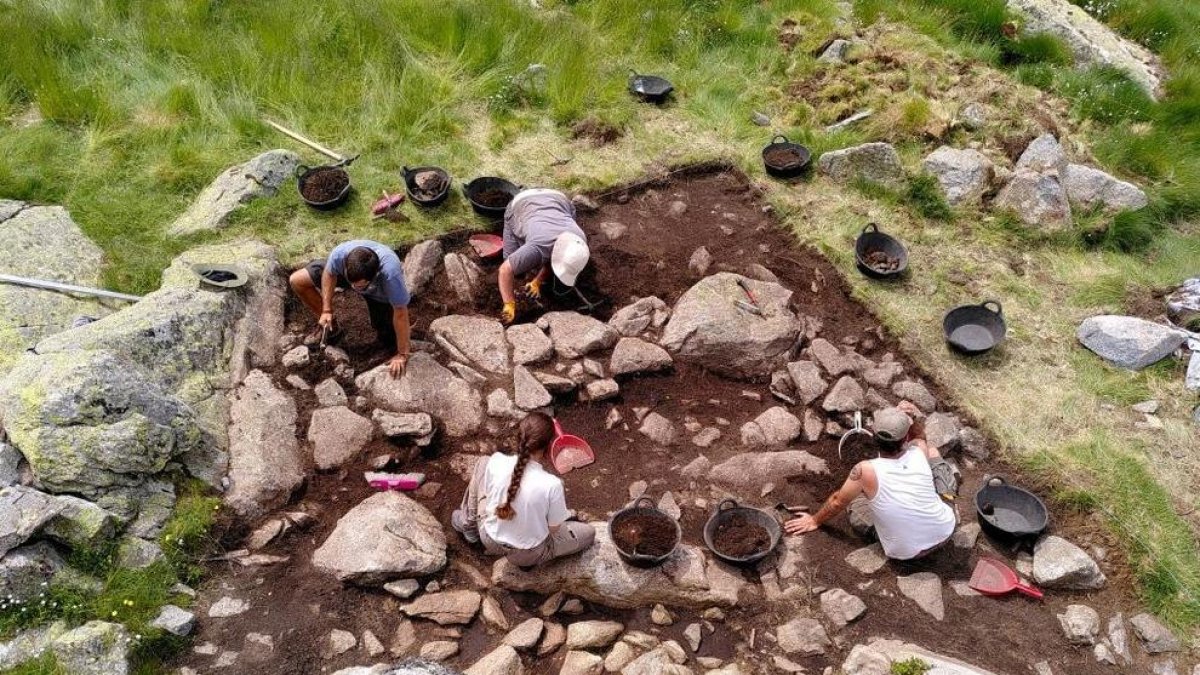 Excavació de les restes d'una casa de l'Edat del Bronze antic ( de fa uns 3825-3775 anys) on s'observa la base d'una paret de pedra. 

Data de publicació: dilluns 17 de juliol del 2023, 06:00

Localització: Espot

Autor: Cedida a l'ACN pel GAAM