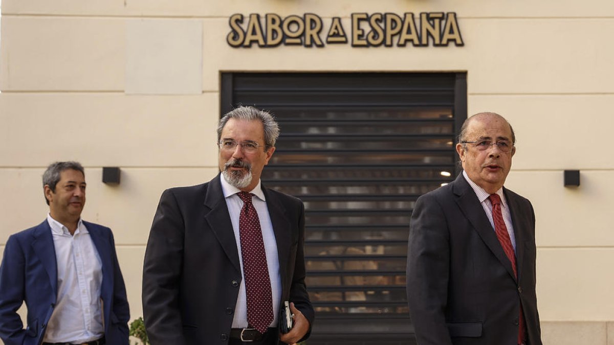 Vicente Barrera, junto al candidato de Vox a la Presidencia valenciana y un diputado del partido.