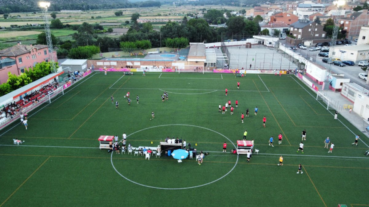 Vista aèria d'un dels partits disputats a Artesa de Segre durant la Lips League al juliol
