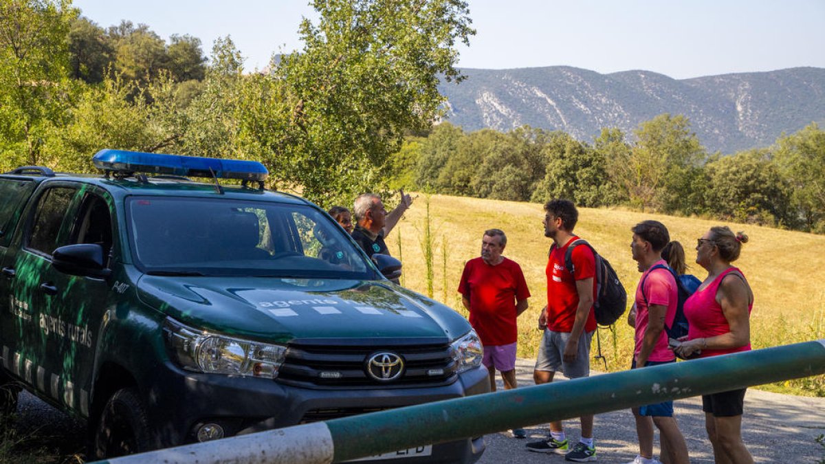 Los rurales informando ayer a excursionistas del cierre del acceso al congosto de Mont-rebei en la zona del Montsec en el núcleo de Corçà.