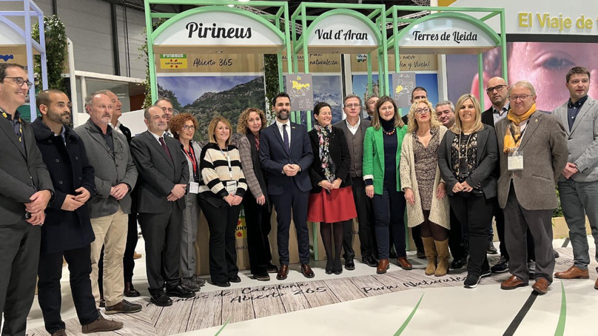 El conseller Torrent amb el president de la Diputació, Joan Talarn, i representants locals i de la Generalitat ahir a Fitur, a Madrid.