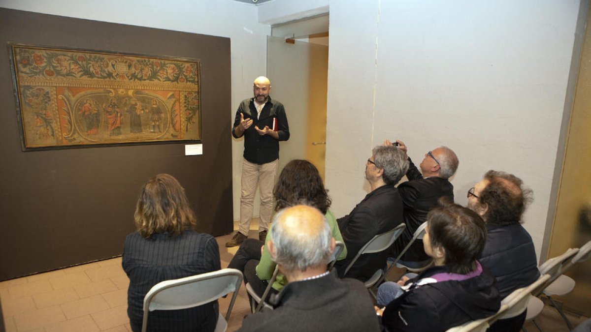 Presentación ayer en el Museu de Cervera del frontal de altar de El Canós, adquirido en una subasta.