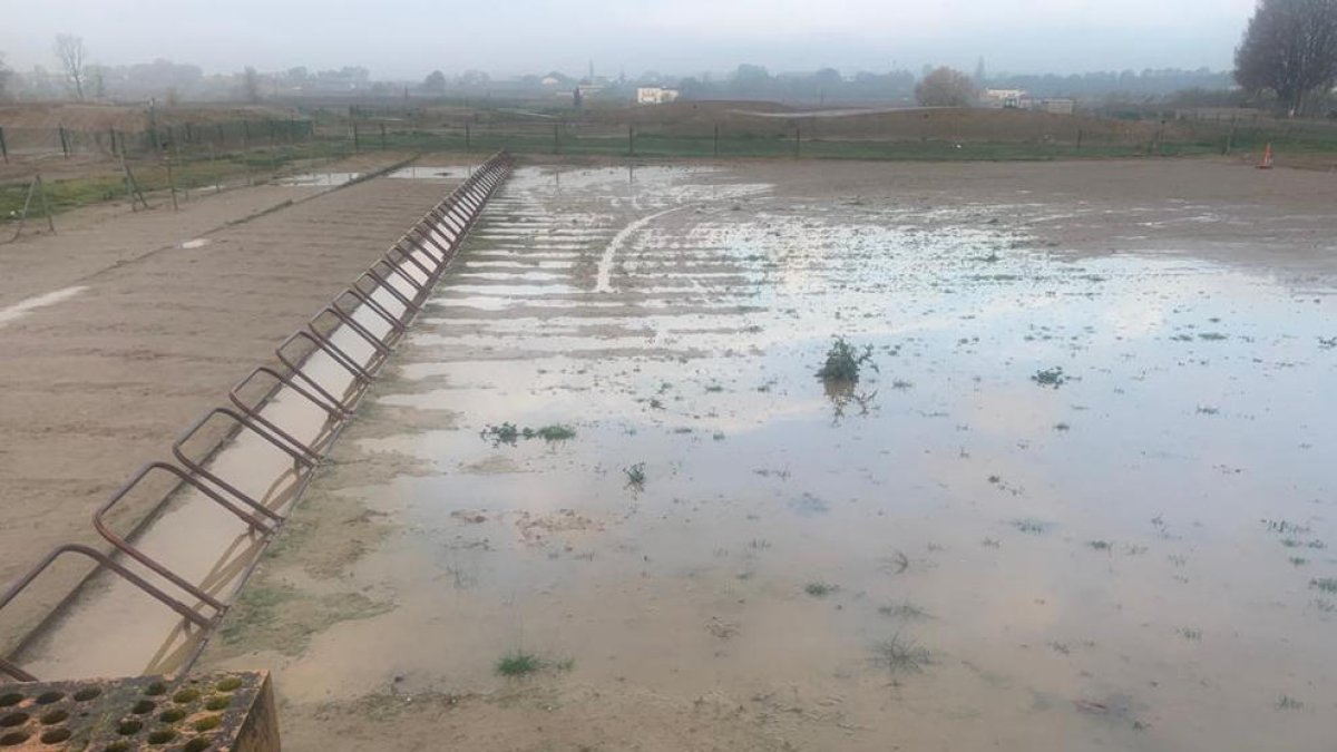 La zona de la parrilla de salida estaba completamente anegada por la lluvia.