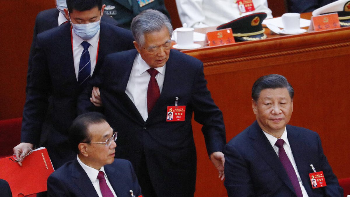 Hu Jintao es escoltado para abandonar el XX Congreso del  PCCh ante la impasibilidad de Xi Jinping.