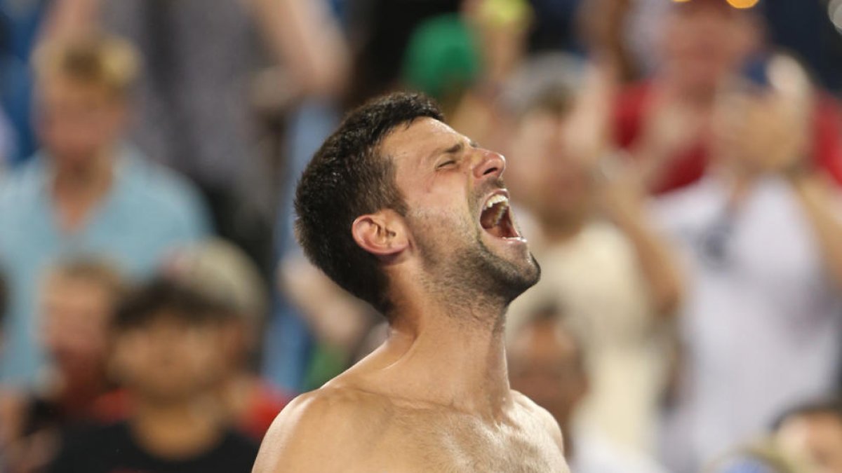 Djokovic es va trencar la samarreta després d’assegurar-se el títol.