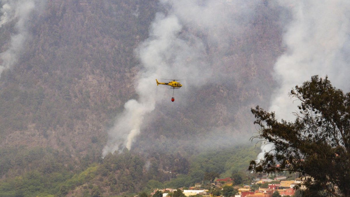 Imatge de les tasques d’extinció de l’incendi de Tenerife sobre la vall de La Orotava.