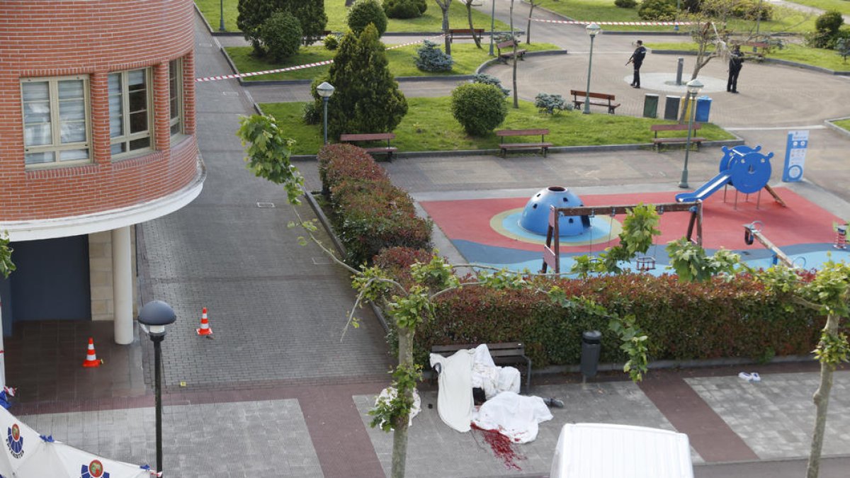 Los cuerpos de las víctimas se encontraban en un banco a las afueras de un parque de Orio. 