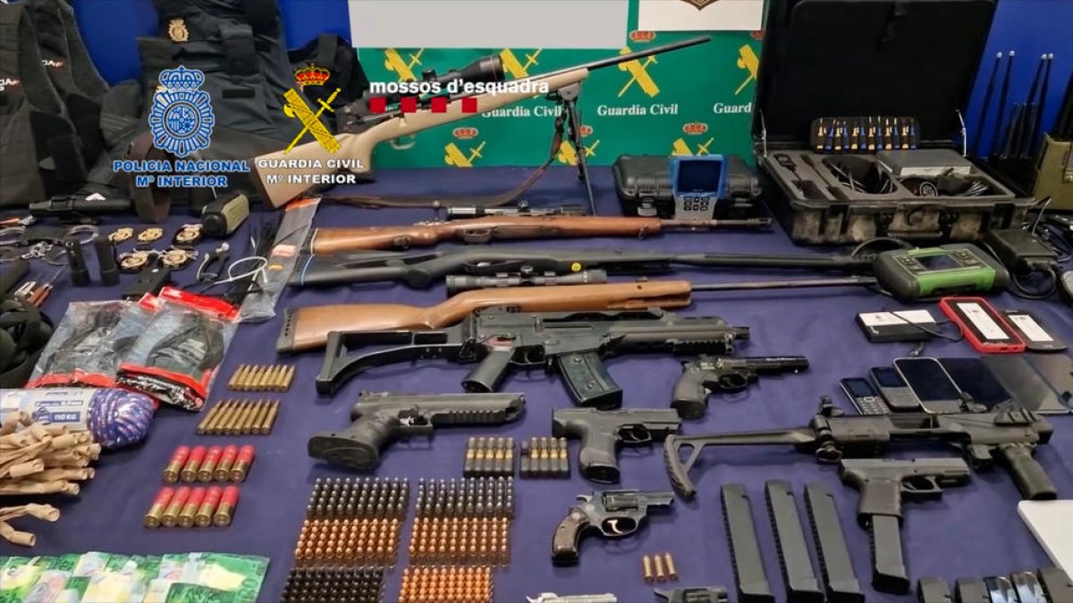 Armas y munición intervenidas a los dos grupos criminales. 