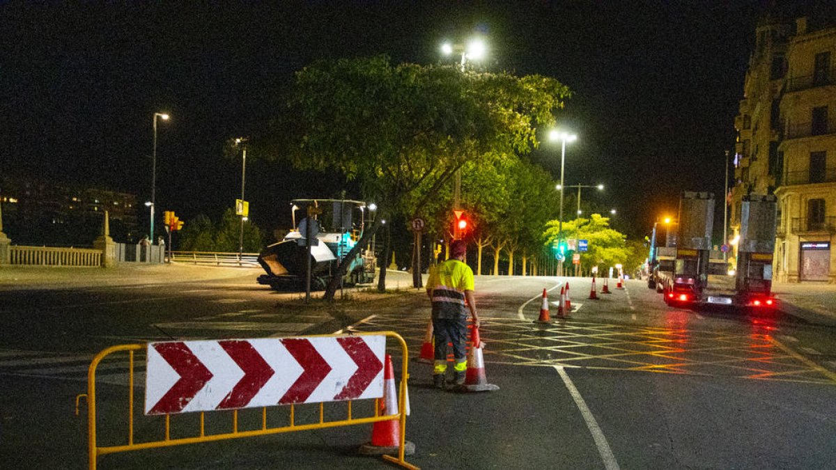 Les obres de pavimentació van obligar a tallar el pont Vell.