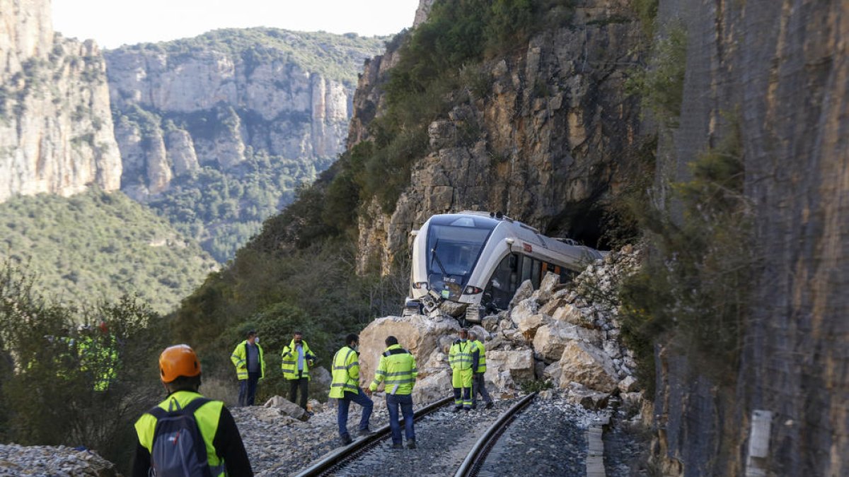 El tren de La Pobla chocó en 2021 contra un alud de rocas desprendidas de la montaña. 