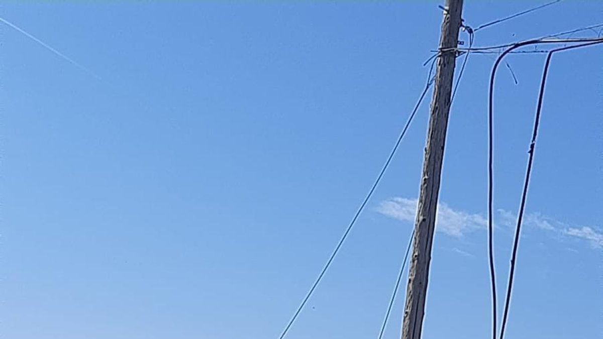 Uno de los postes afectados por robo de cables de cobre. 