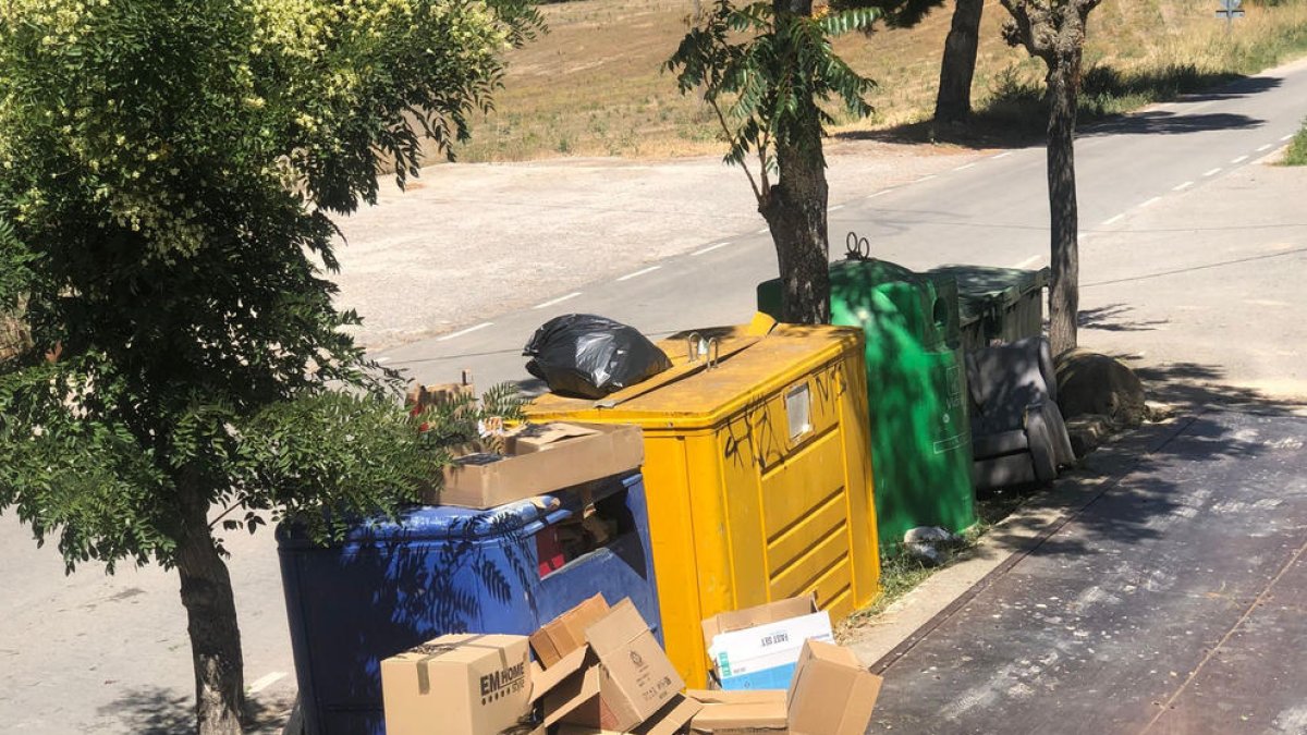 Imatge de l’acumulació d’escombraries en una illa de contenidors de Sant Guim de la Plana.