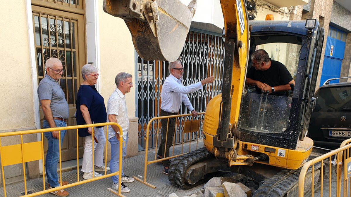 Fèlix Larrosa, ahir al costat de l’edil Carme Valls i tècnics municipals.