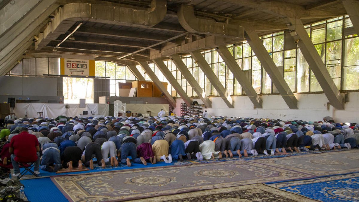 Centenares de musulmanes asistieron ayer al último rezo en el Palau de Vidre y hoy se trasladarán al pabellón 4, donde pasarán el verano. 