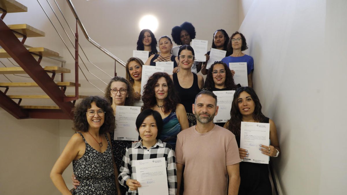 El concejal Xavi Blanco, junto a las 17 participantes del curso. 