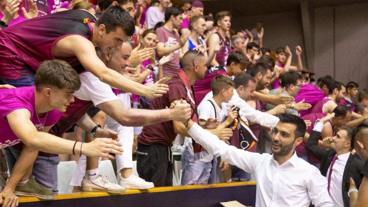 Gerard Encuentra saluda a la afición leridana desplazada el pasado sábado a Girona después de caer eliminado de la Final Four.