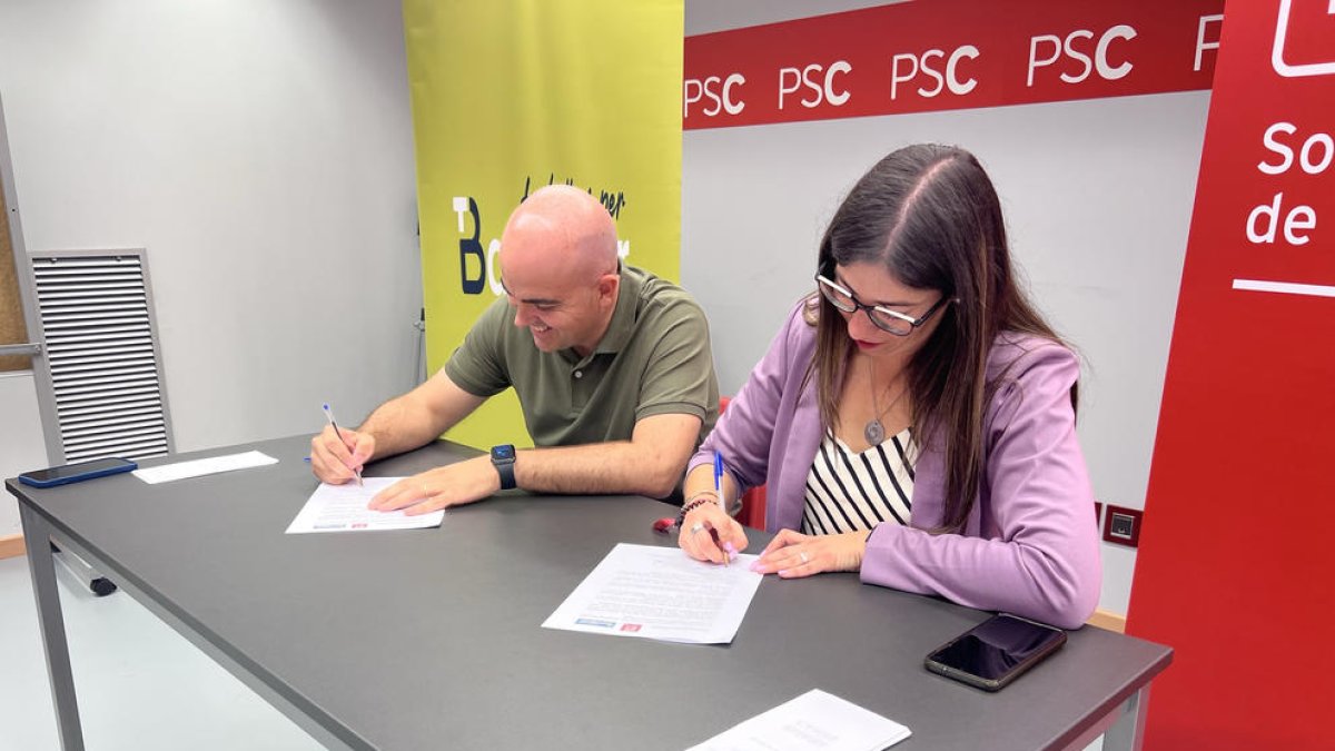 Ricart i González van firmar ahir el pacte de govern entre el PSC i Treballem a Balaguer.