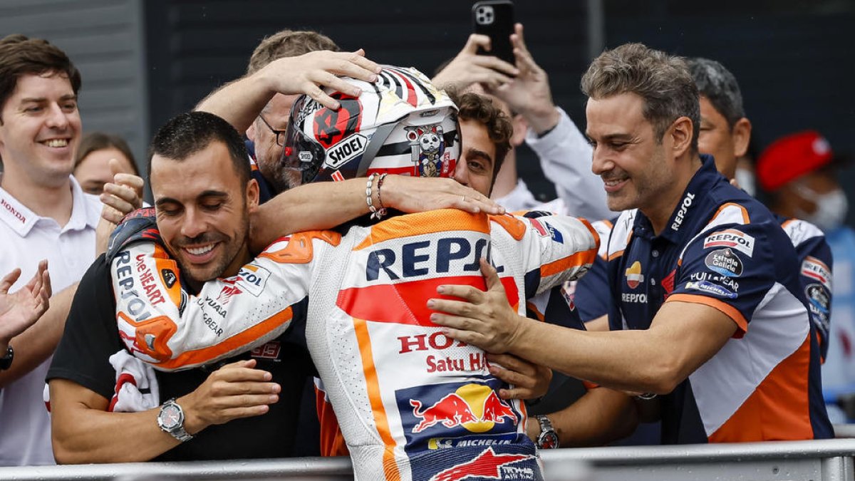 Marc Márquez celebra con miembros de su equipo haber conseguido la ‘pole’ después de tres años.