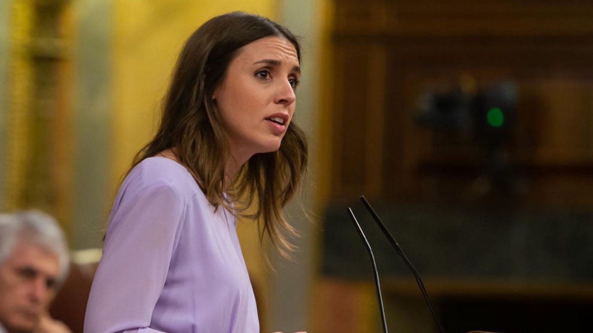 La ministra d'Igualtat, Irene Montero, a la tribuna de l'hemicicle del Congrés en el debat de la llei del 'només sí és sí'