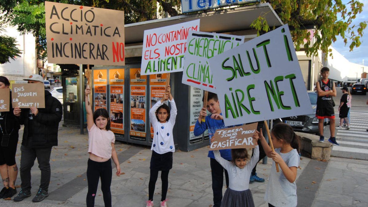 Nens que també portaven pancartes contra la incineració.