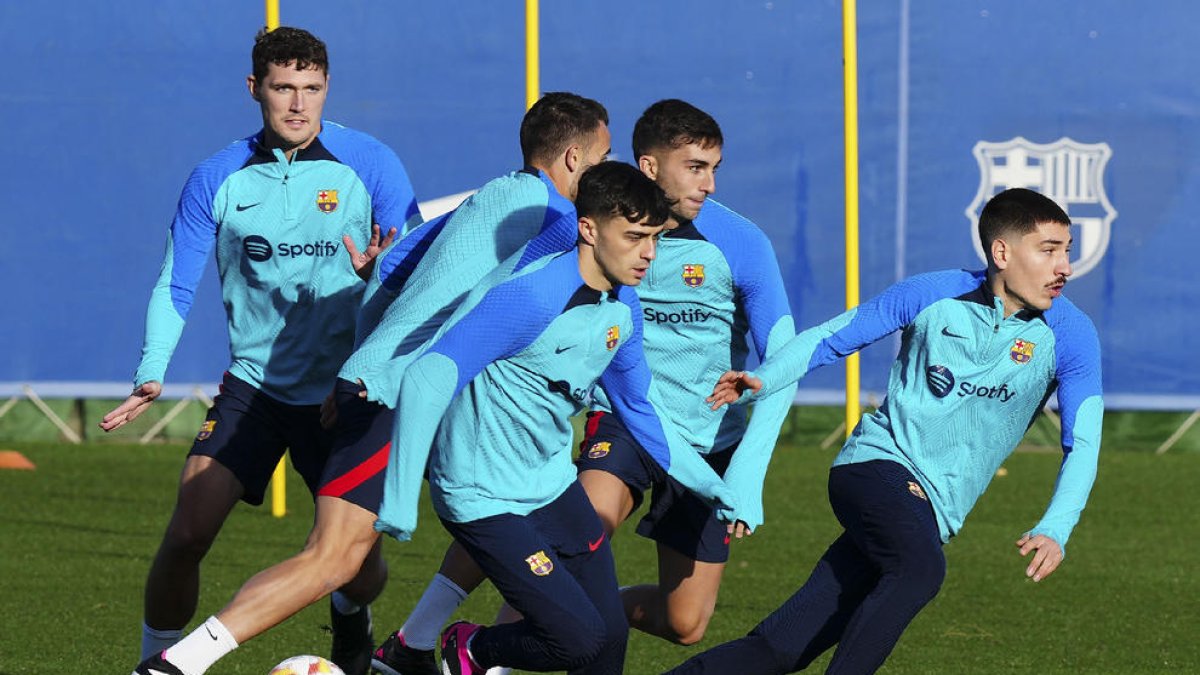 Jugadors del FC Barcelona durant l’entrenament d’ahir.