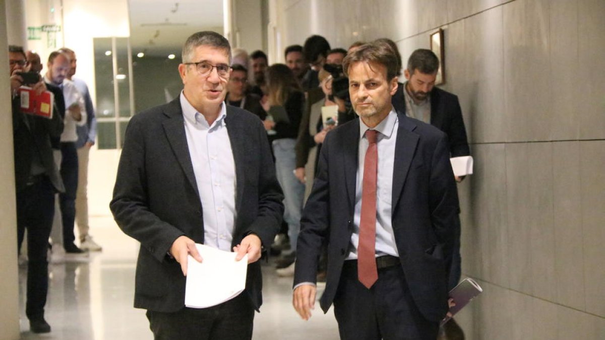 El portaveu del PSOE al Congrés, Patxi López, amb el president d'Unides Podem a la cambra baixa, Jaume Asens, als passadissos del Congrés abans de registrar la reforma de la sedició

Data de publicació: divendres 11 de novembre del 2022, 10:29

Localització: Madrid

Autor: Andrea Zamorano